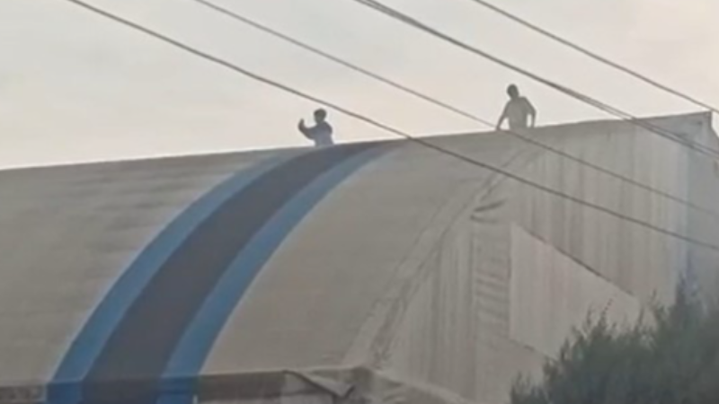 Sökülmeyen halı saha metruk binaya dönüştü