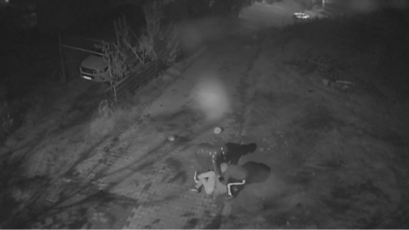 Dehşet: Yaşlı adamın altın çantasını gasbettiler!