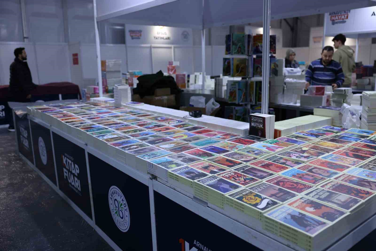 Arnavutköy’de 1. Kitap Fuarı kapılarını açtı, onlarca ünlü isim kitapseverlerle buluşacak