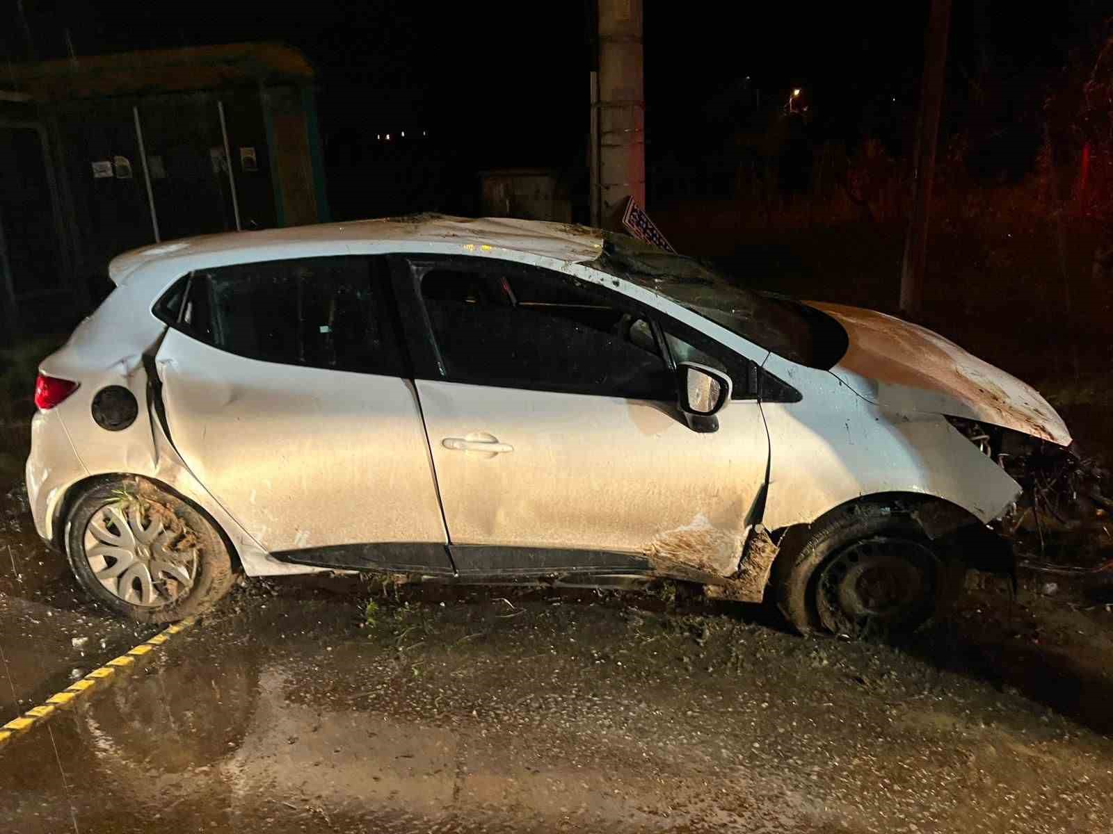 Sakarya’da takla atan otomobilde sıkışan sürücü yaralandı