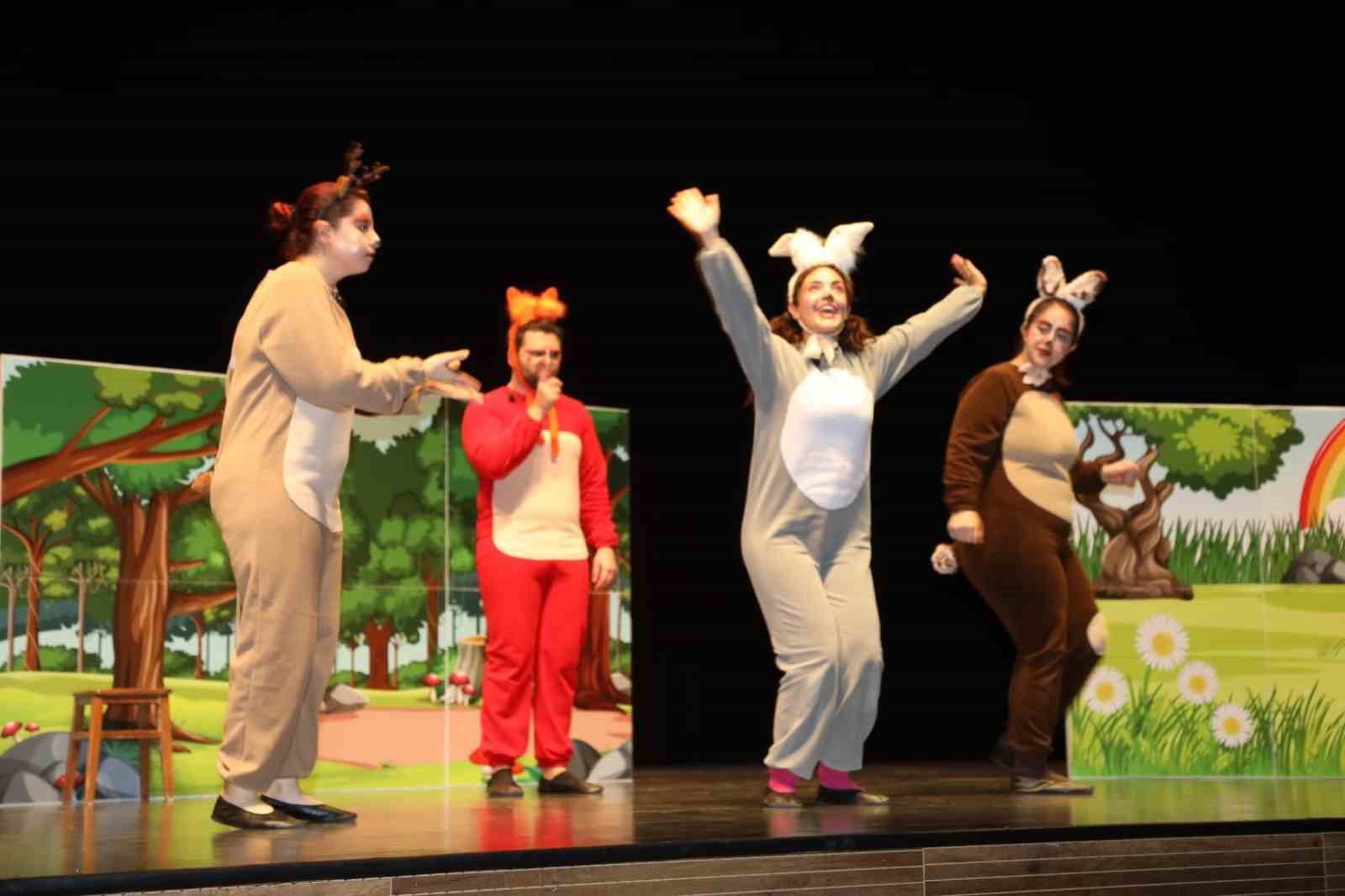 Çayırova’da çocuklar tiyatroyla buluştu
