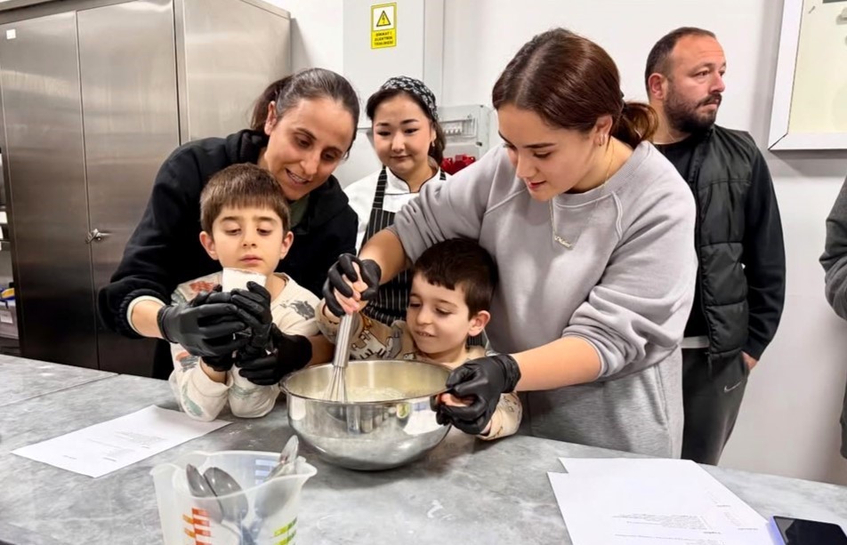 Özel bireyler mutfağa girdi, hem eğlendiler hem pişirdiler