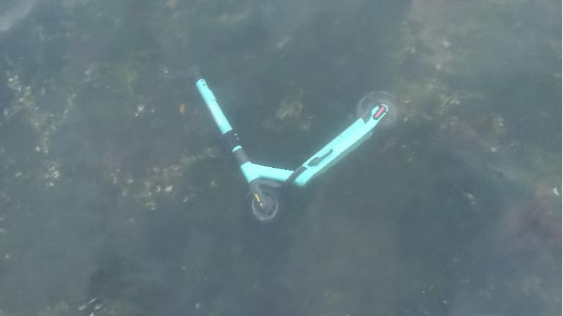 Elektrikli scooteri denize kim attı?