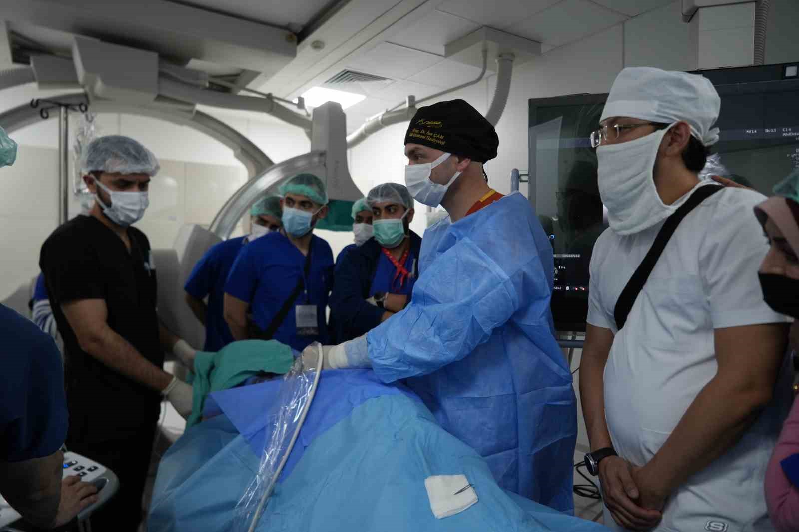 Kocaeli'den dünyaya "tıp" dersi...Canlı canlı izlediler