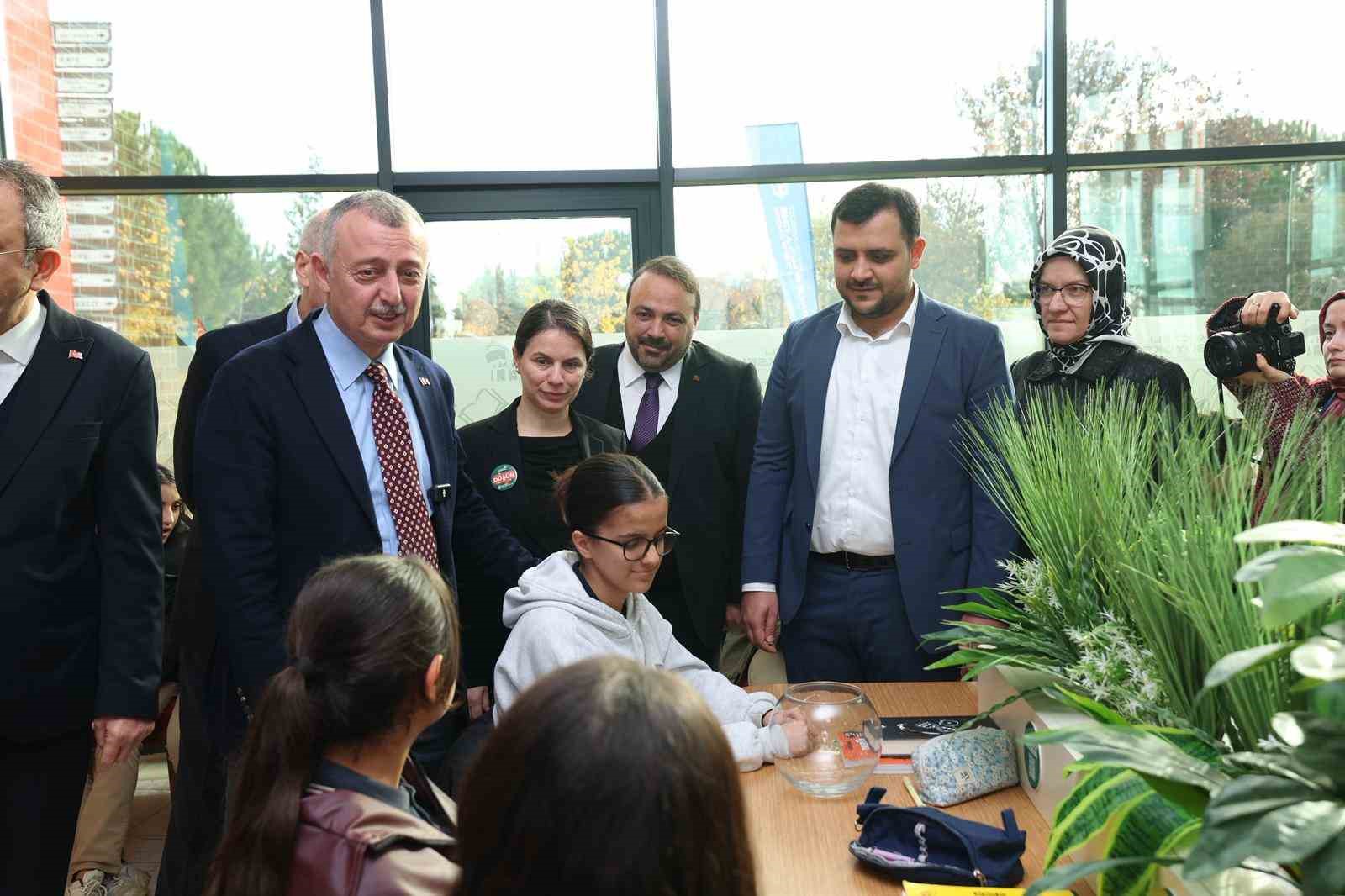 Başkan Büyükakın: "Kütüphanelerde gençlerimizi geleceğe hazırlıyoruz"
