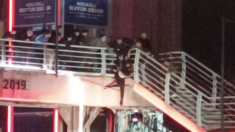 Üst geçide çıkan şahıs ekiplerin ani hamlesiyle kurtarıldı