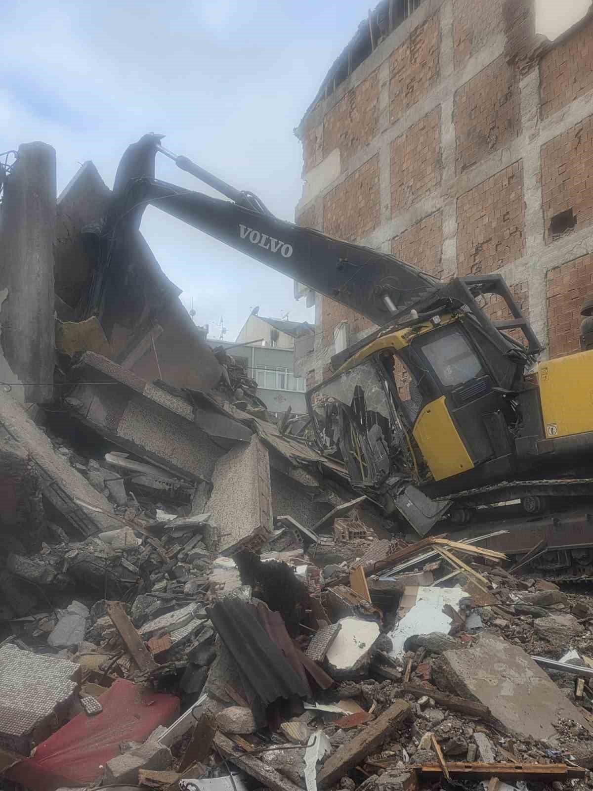 Zeytinburnu’nda yıkım sırasında beton parçaları iş makinesinin üzerine düştü: Operatör yaralandı