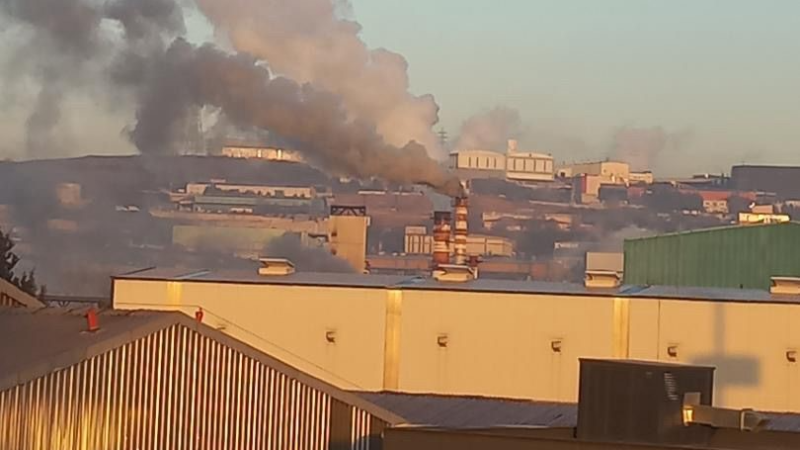 Bacadan çıkan simsiyah duman korkuttu