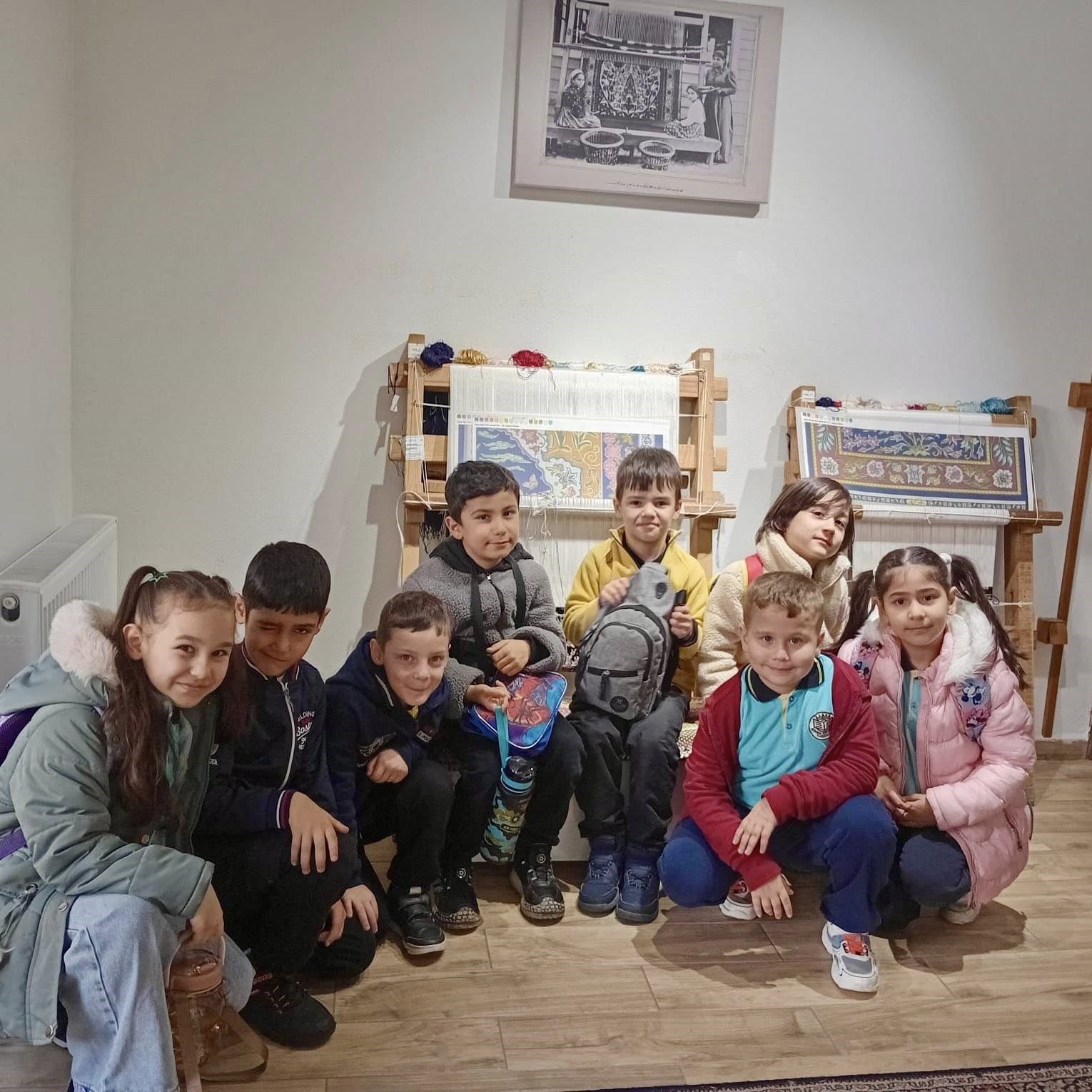 Körfez’de ilkokul öğrencileri Hereke halısının yapım aşamalarını inceledi