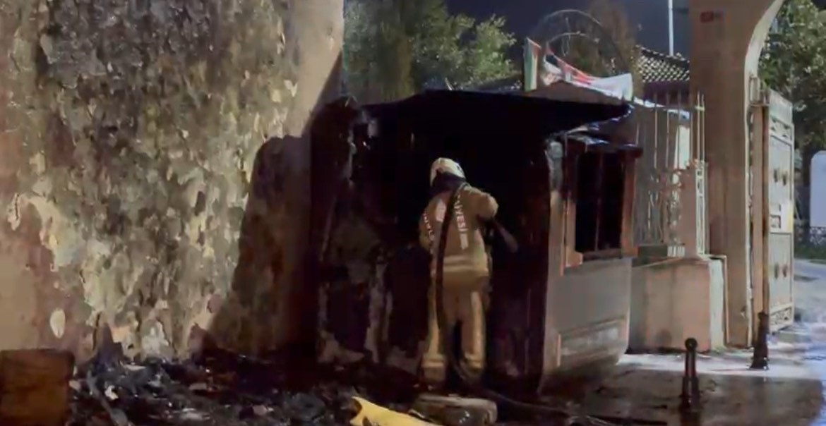 Fatih’te güvenlik kulübesi alev alev yandı
