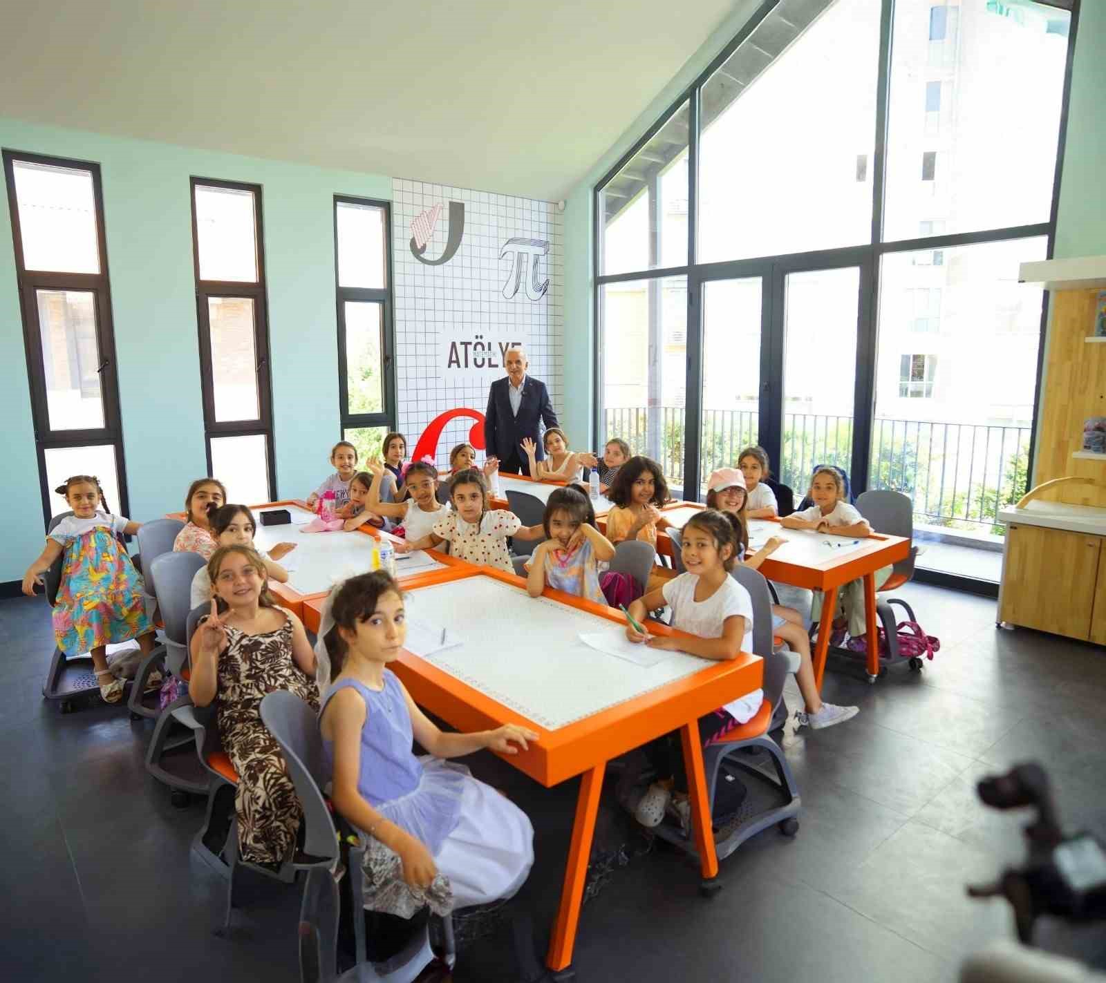 "Bilim Ümraniye" öğrencilerin geleceğine ışık tutuyor
