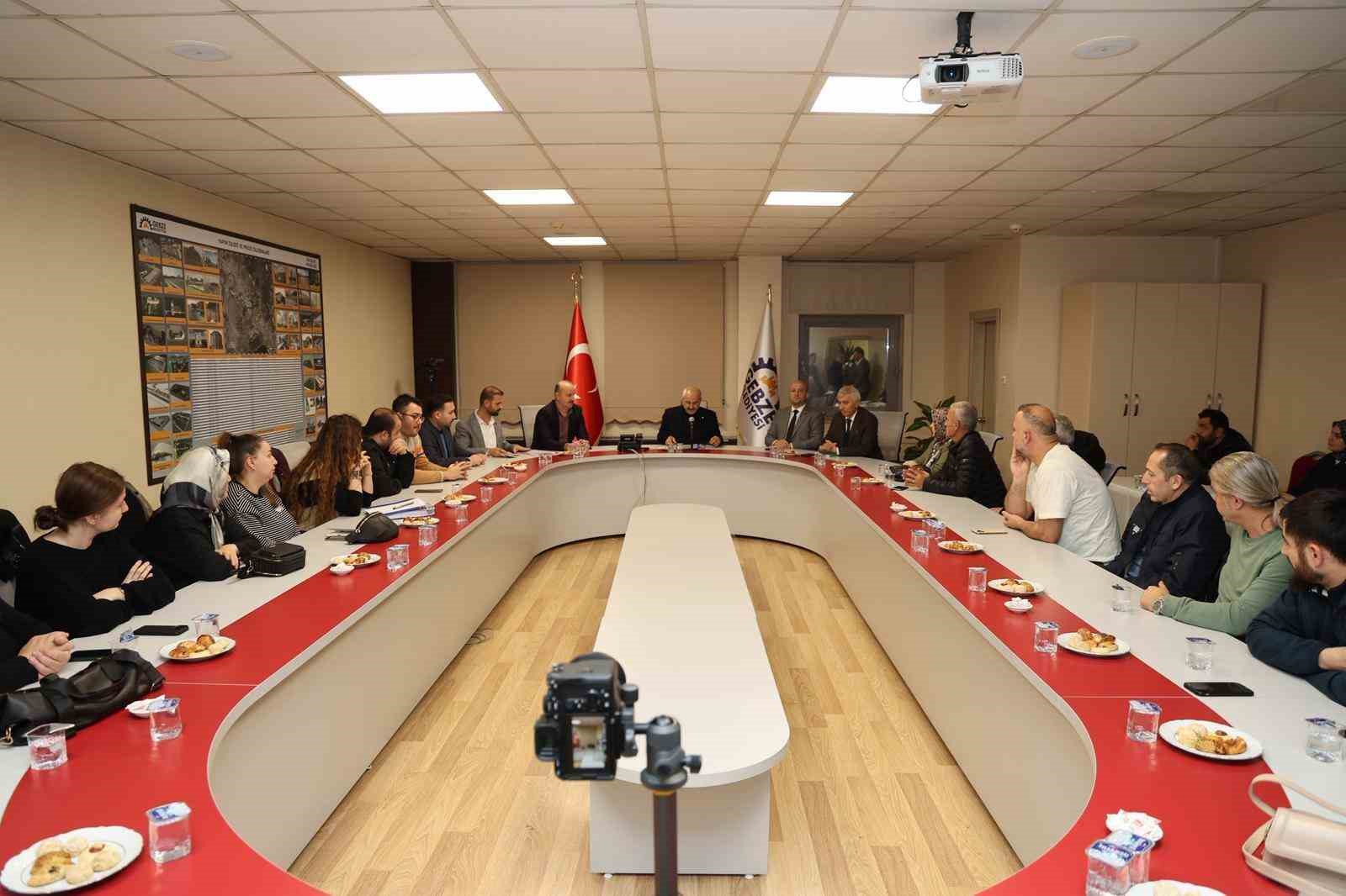 Başkan, yıkım kararı alınan binanın mülk sahipleriyle bir araya geldi