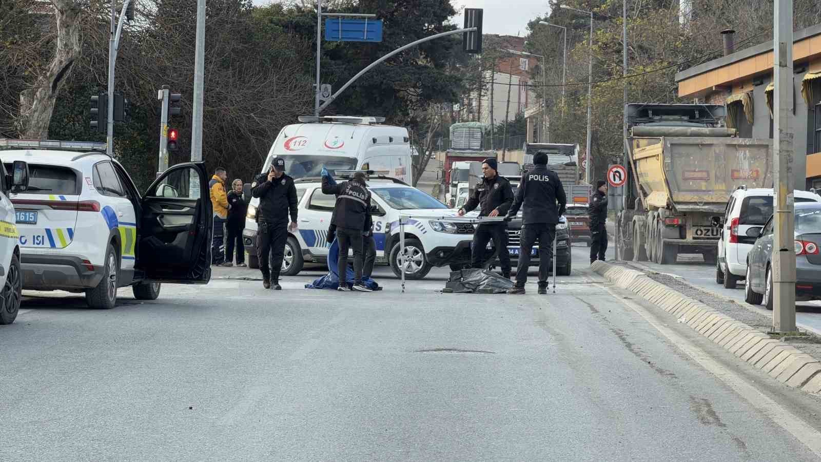 Arnavutköy’de hafriyat kamyonunun çarptığı yaşlı adam olay yerinde hayatını kaybetti
