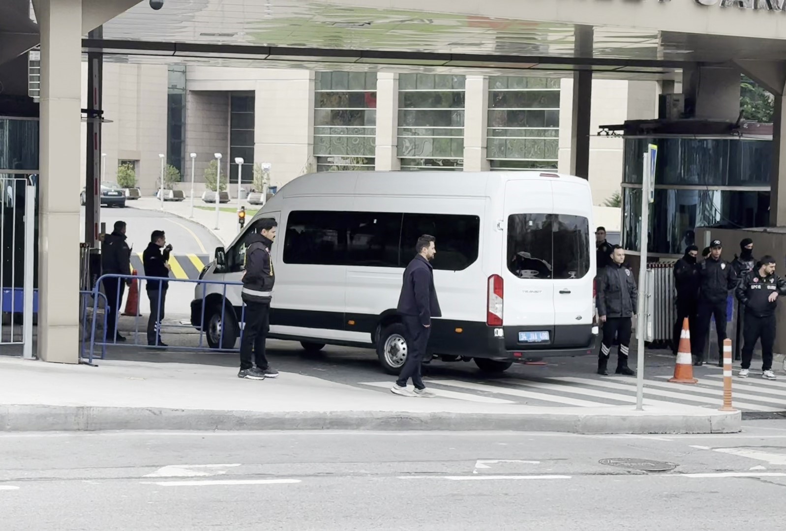 Sadettin Saran, Adli Tıp Kurumundaki işlemlerin ardından adliyeye getirildi
