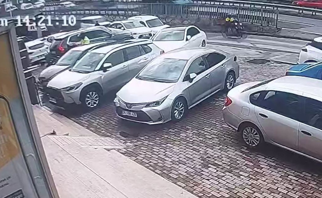 Başakşehir’de bankadan para çeken iş adamına soygun girişimi kamerada
