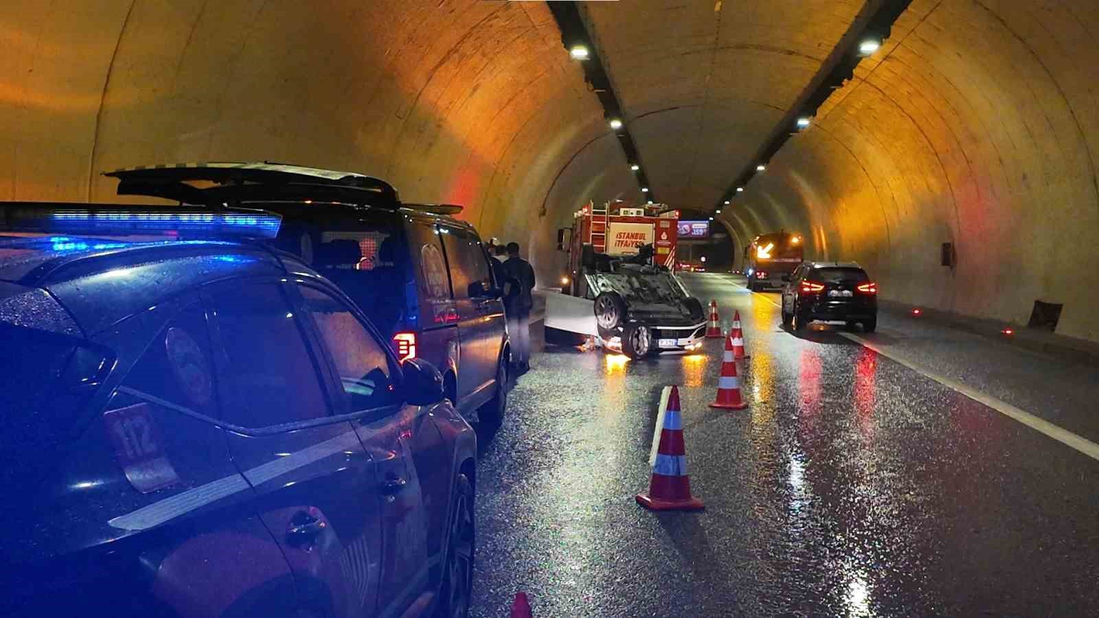 Sağanak yağış kazayı beraberinde getirdi: Tünel’de takla attı
