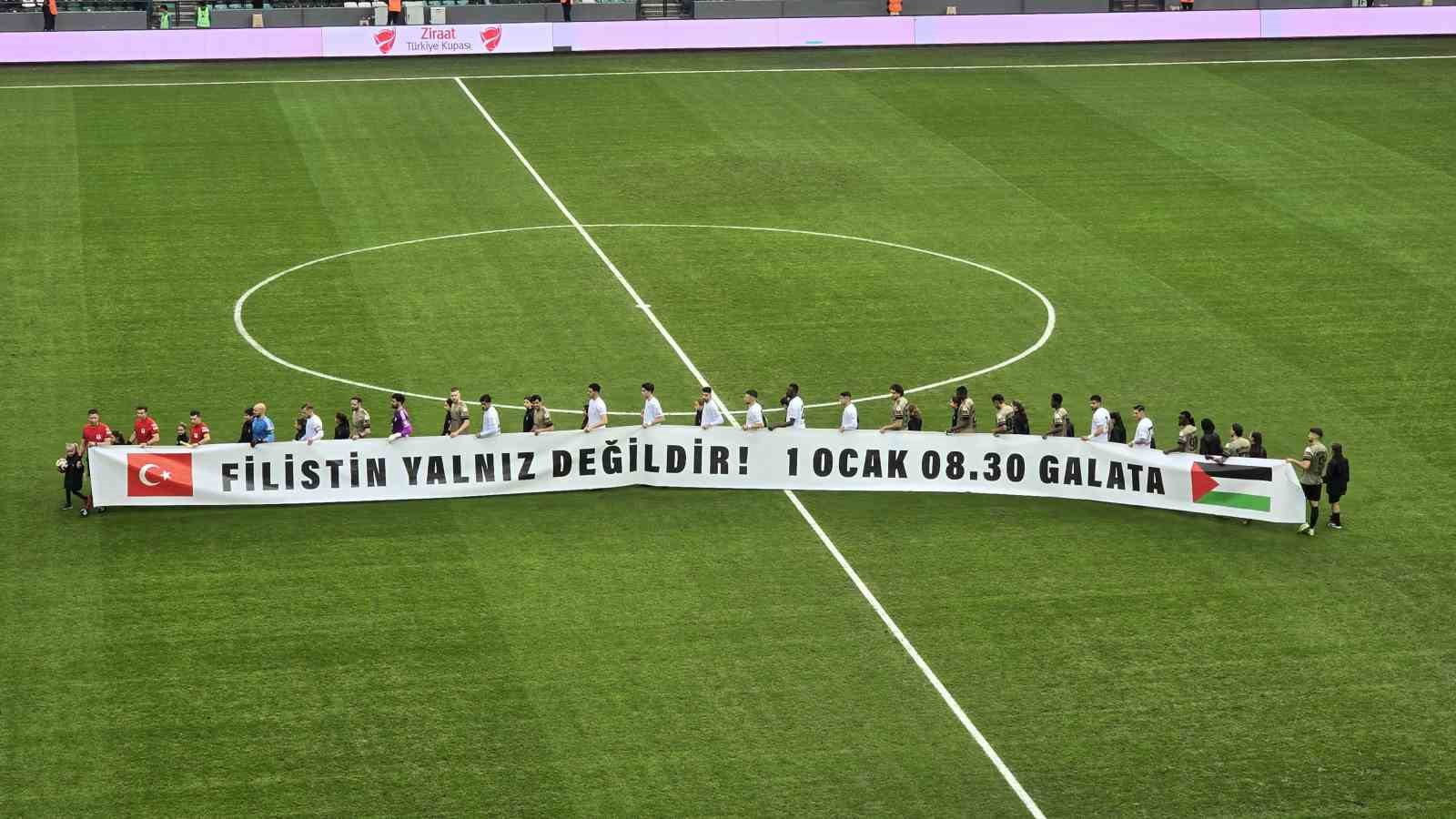 Takımlar sahaya Filistin pankartıyla çıktı