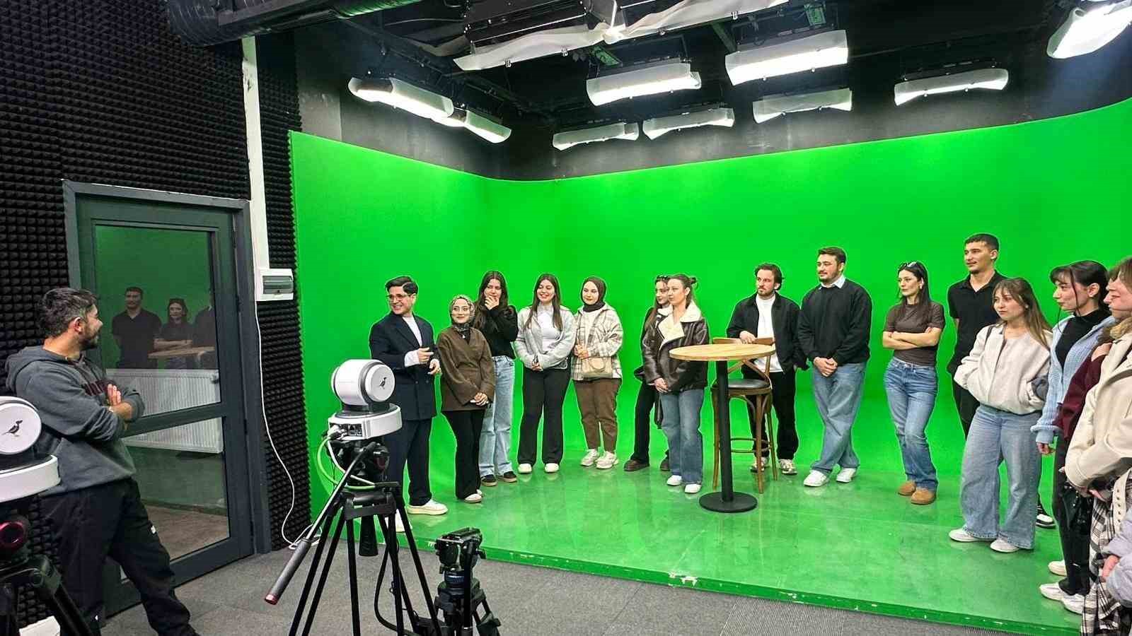 Öğrenciler program yapımını stüdyoda deneyimliyor
