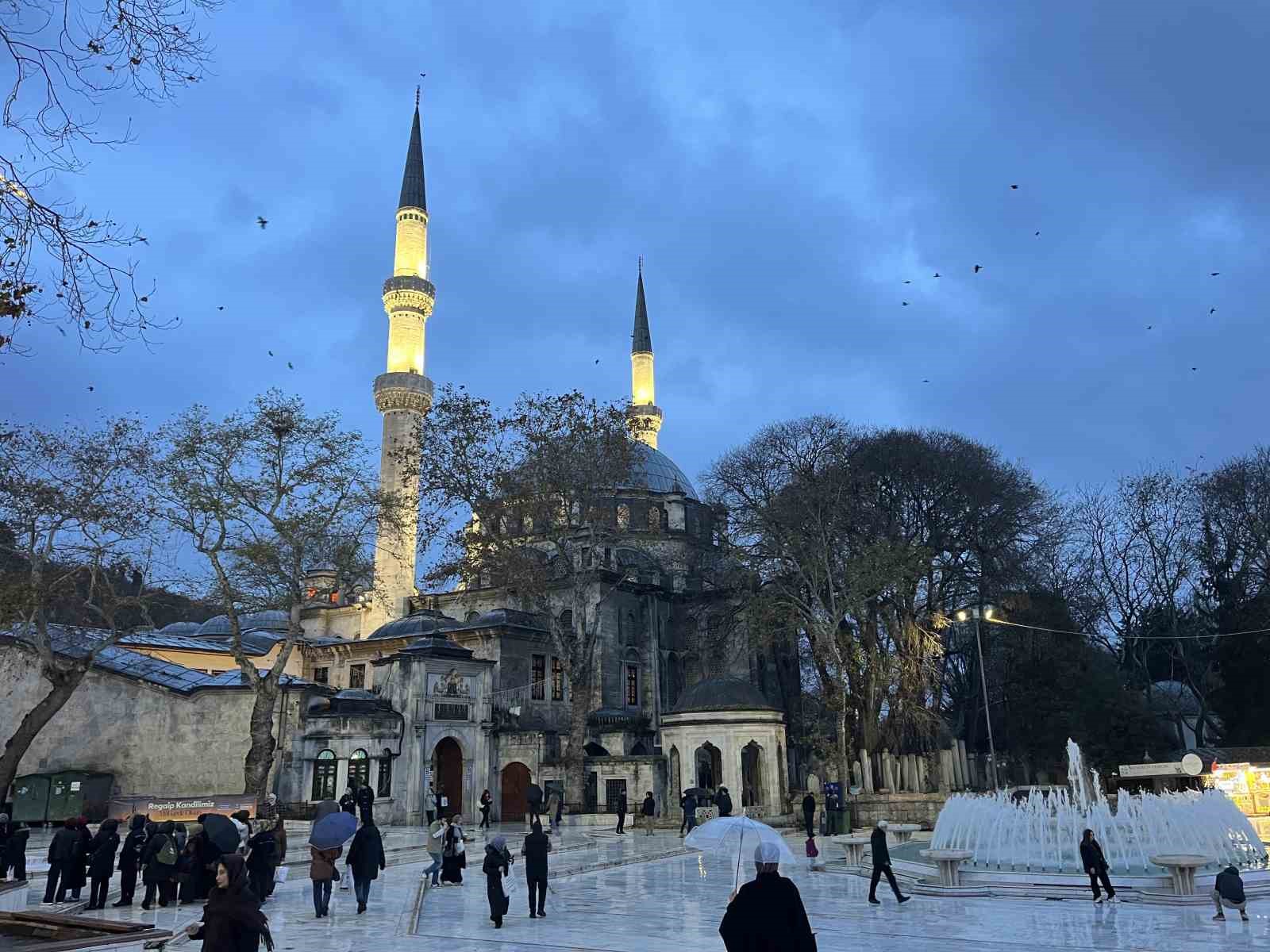 Regaip Kandili’nde vatandaşlar Eyüpsultan Camii’ne akın etti
