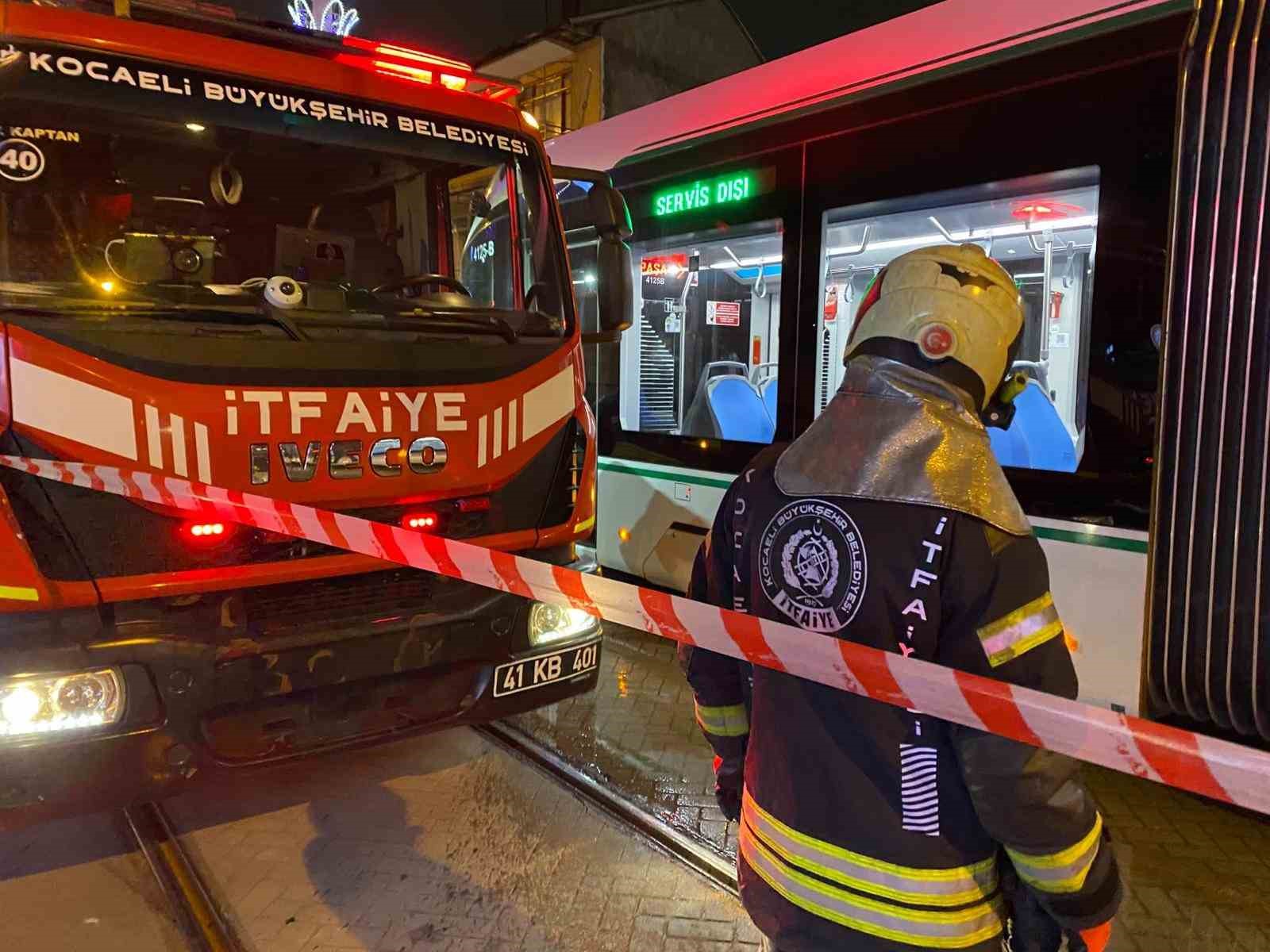 Yaşlı kadın yolun karşısına geçmek isterken tramvayın altında kaldı
