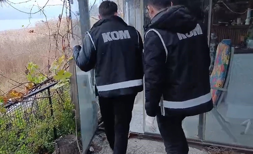 Evini alkol imalathanesine çevirmiş
