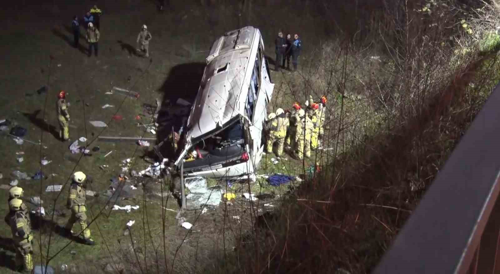 Esenyurt’ta servis minibüsü şarampole yuvarlandı: 2 ölü, 9 yaralı
