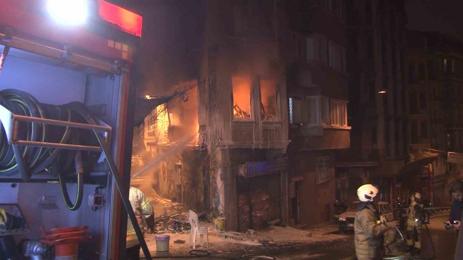 Beyoğlu’nda 4 katlı binada yangın çıktı: Bina sakini 2 kişi çatıya sığındı
