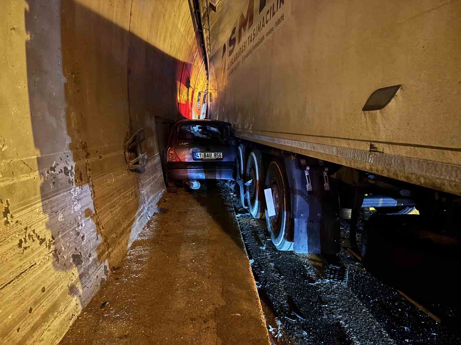 Otomobil, duvarla tır arasında sıkıştı: TEM’de ulaşım aksadı