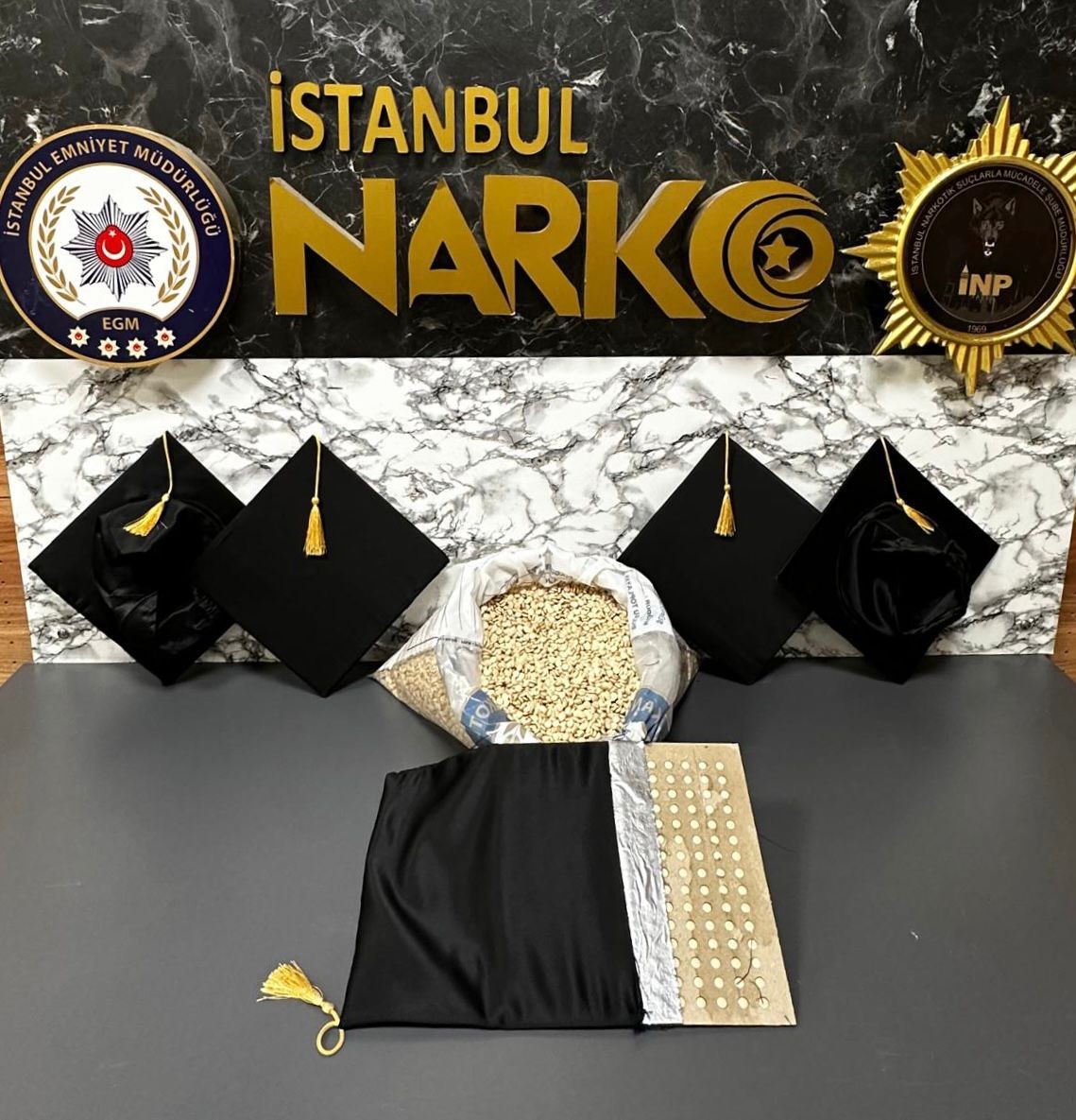 Mezuniyet keplerinin içine gizlenmiş 53 bin 100 uyuşturucu hap ele geçirildi
