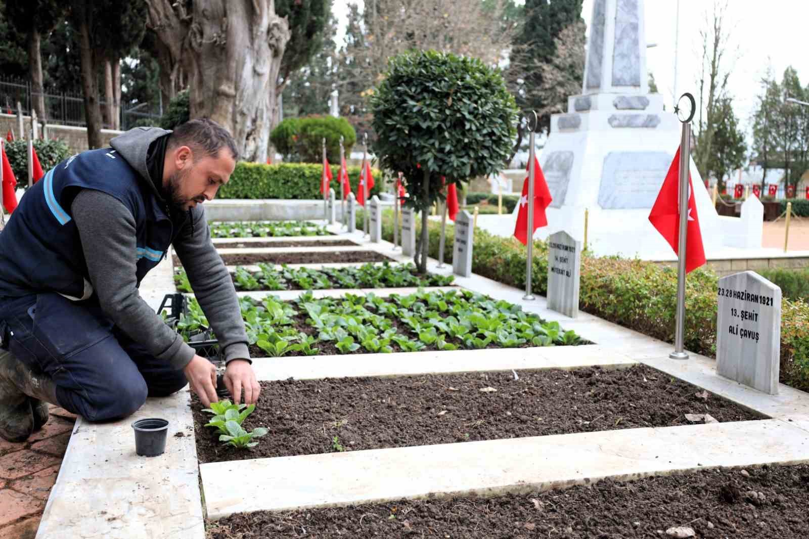 Şehitliklerde bakım ve çiçeklendirme çalışması