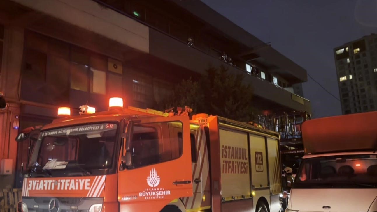 Küçükçekmece’de bir iş yerinin havalandırma bacasında yangın