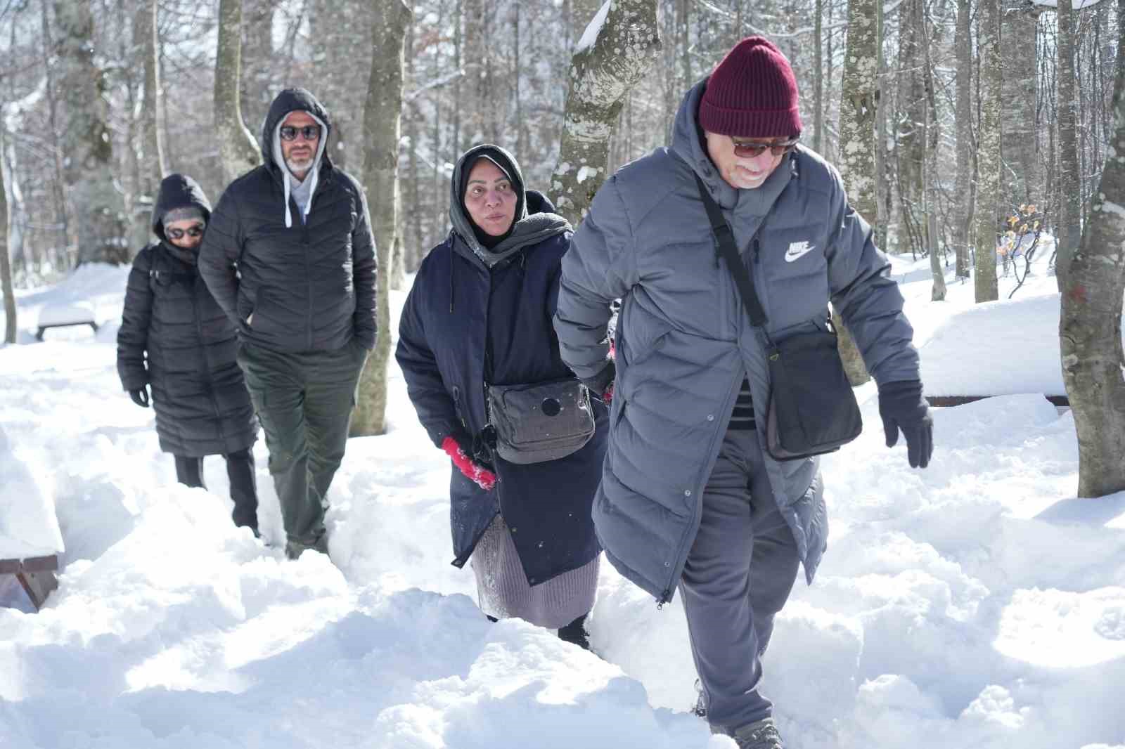 Bembeyaz örtü üstünde kar topu savaşı yaptılar