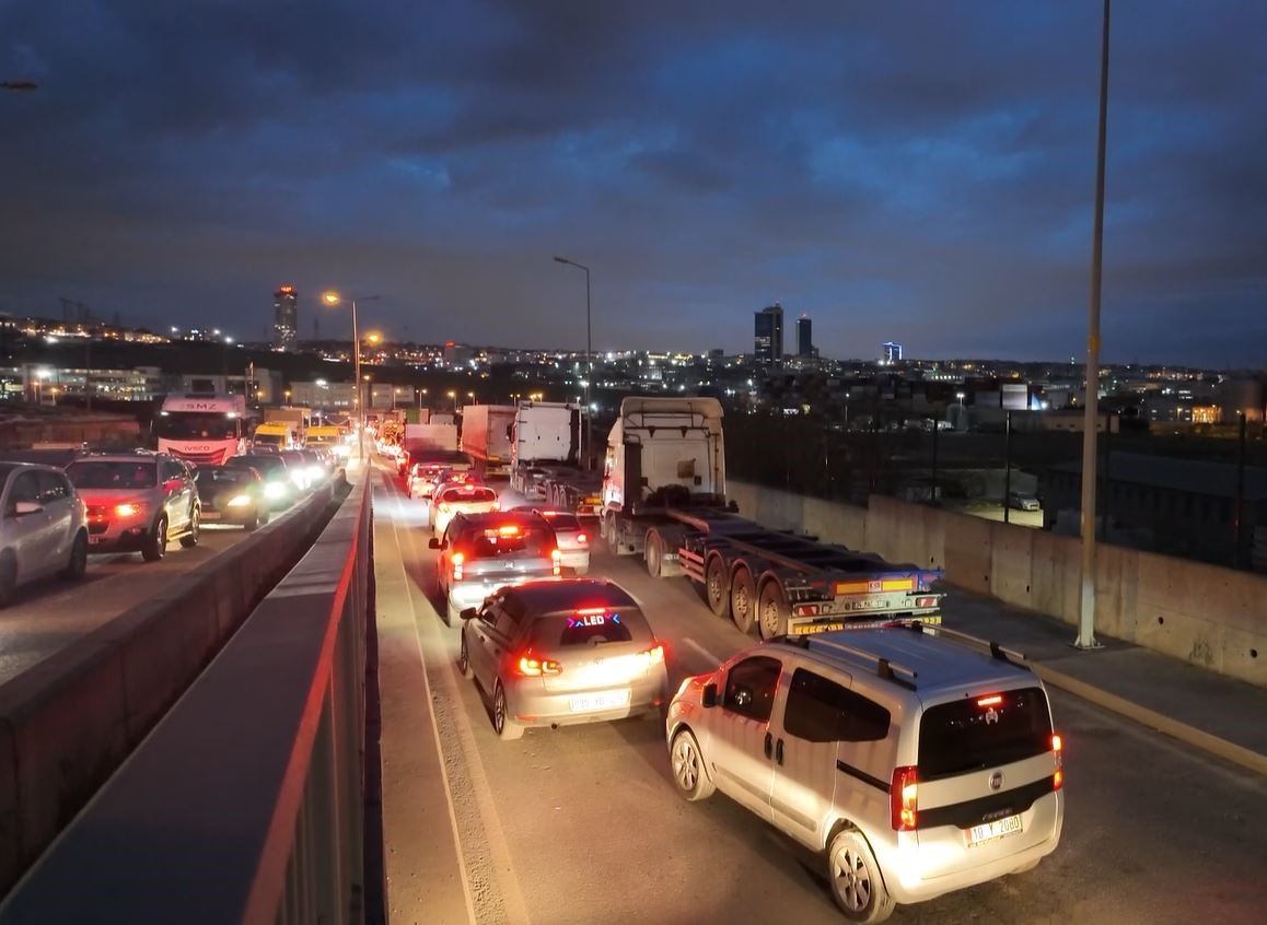 Beylikdüzü Ambarlı’da eylem yapan tır şoförleri nedeniyle trafik durma noktasına geldi
