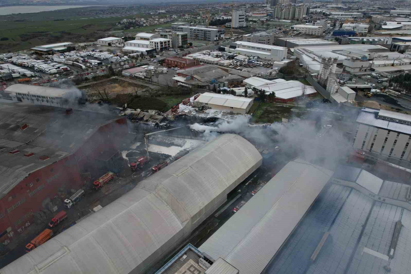 Esenyurt’ta devam eden fabrika yangını havadan görüntülendi
