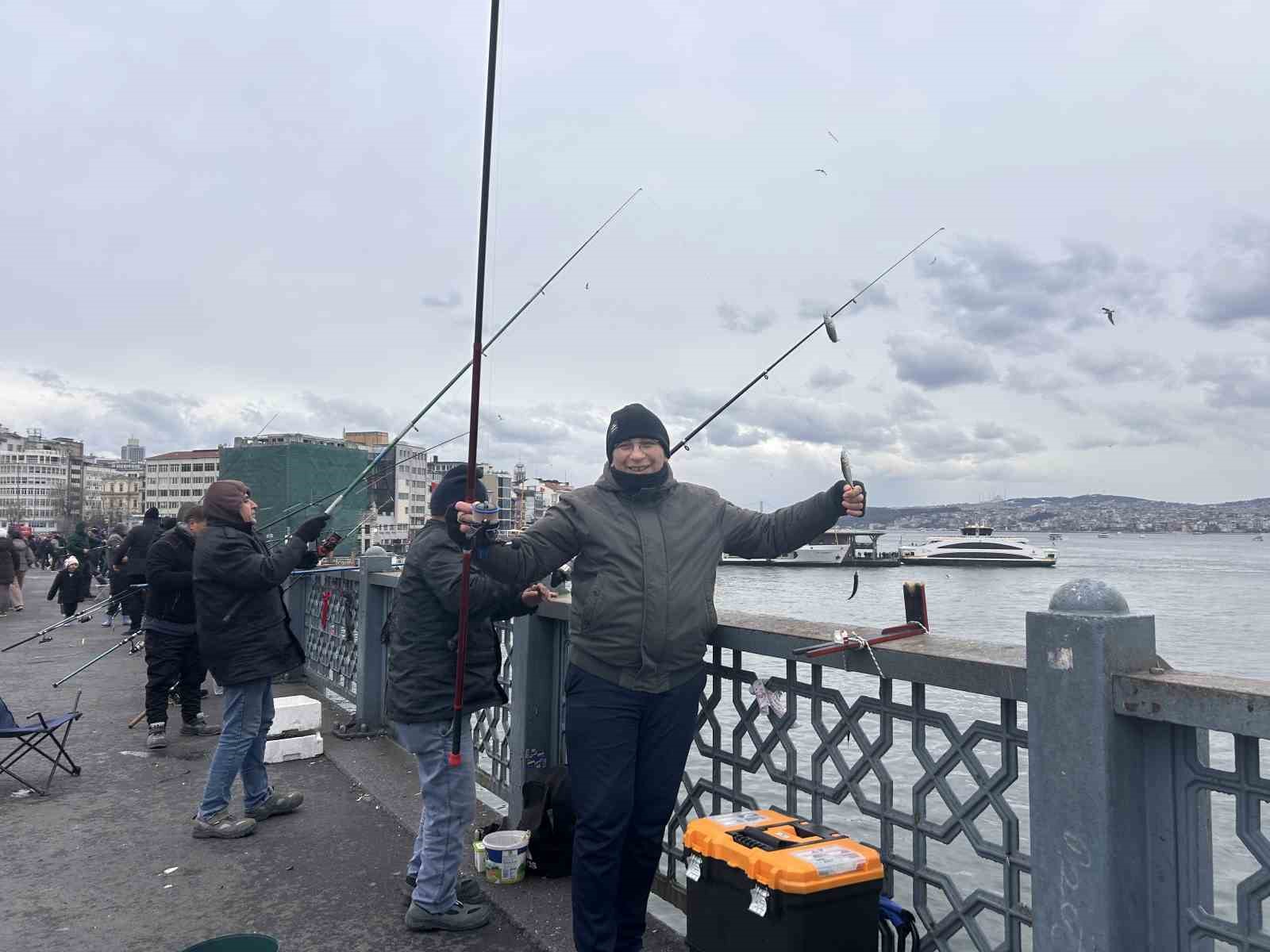 Balığın kulağına kar suyu kaçtı, olta balıkçıları yılın son günü Galata Köprüsü’nde "rastgele" dedi