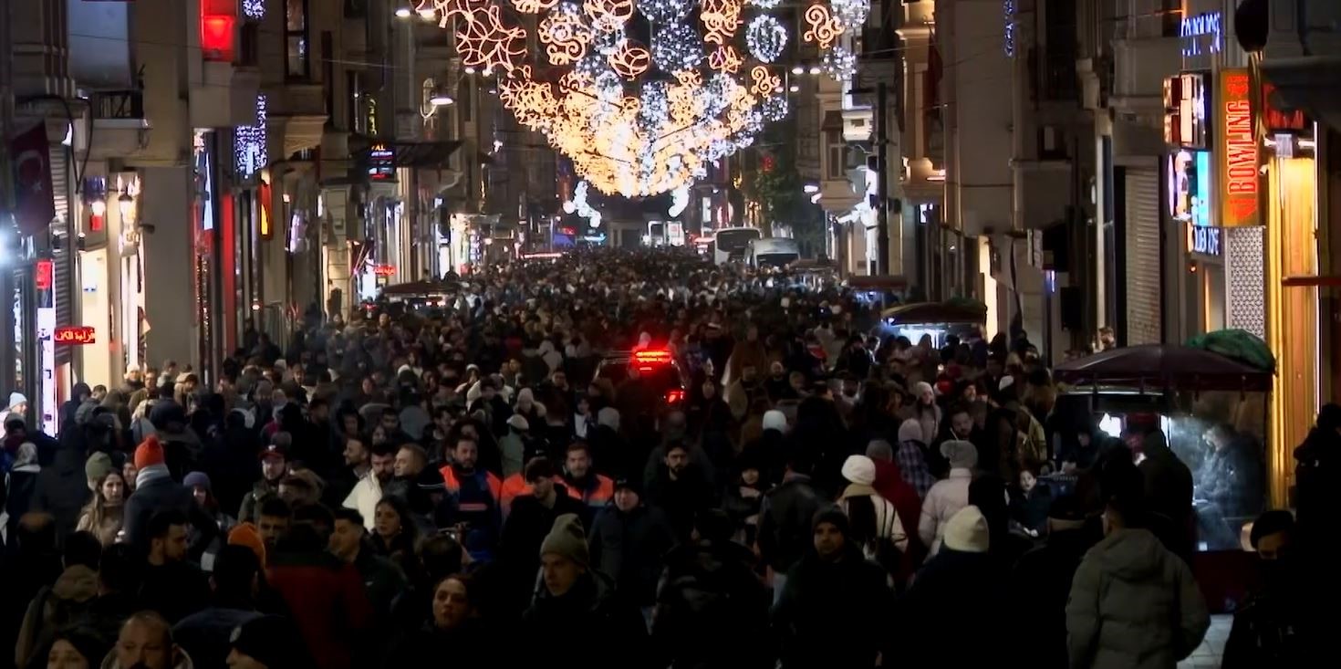 İstiklal Caddesi’ndeki yoğunluk havadan görüntülendi
