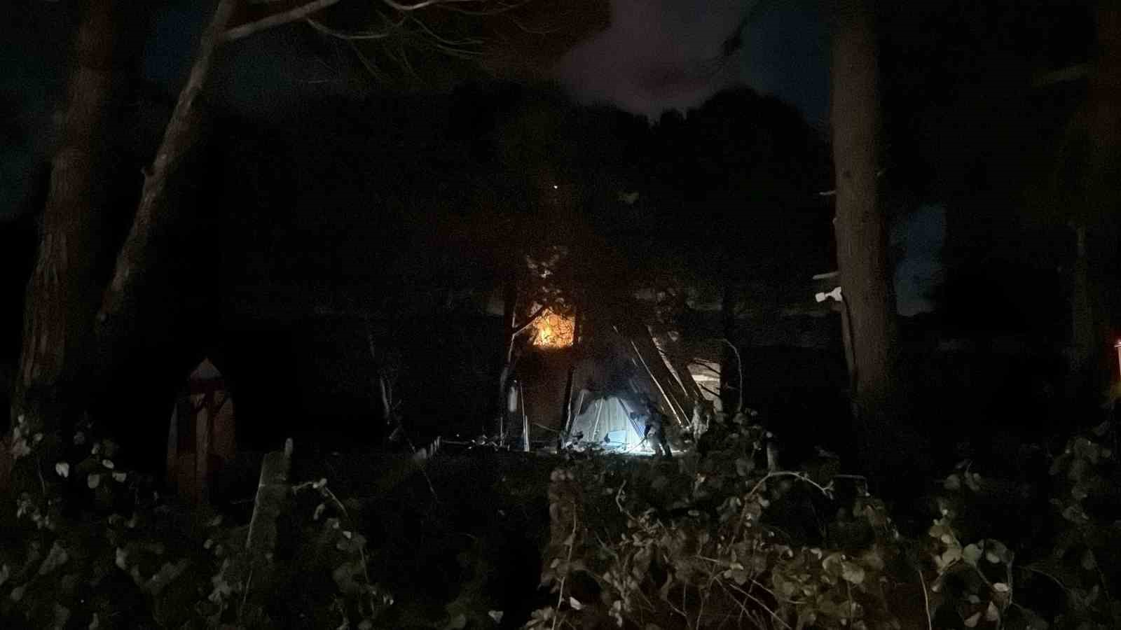 Arnavutköy Terkos’ta boşaltılan bungalov evler alev alev yandı
