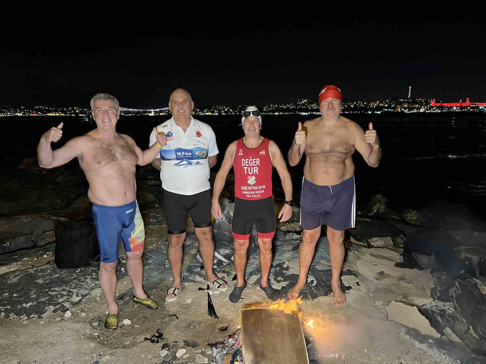 İstanbul Boğazı’nda buz gibi suda yüzerek 2026’yı karşıladılar
