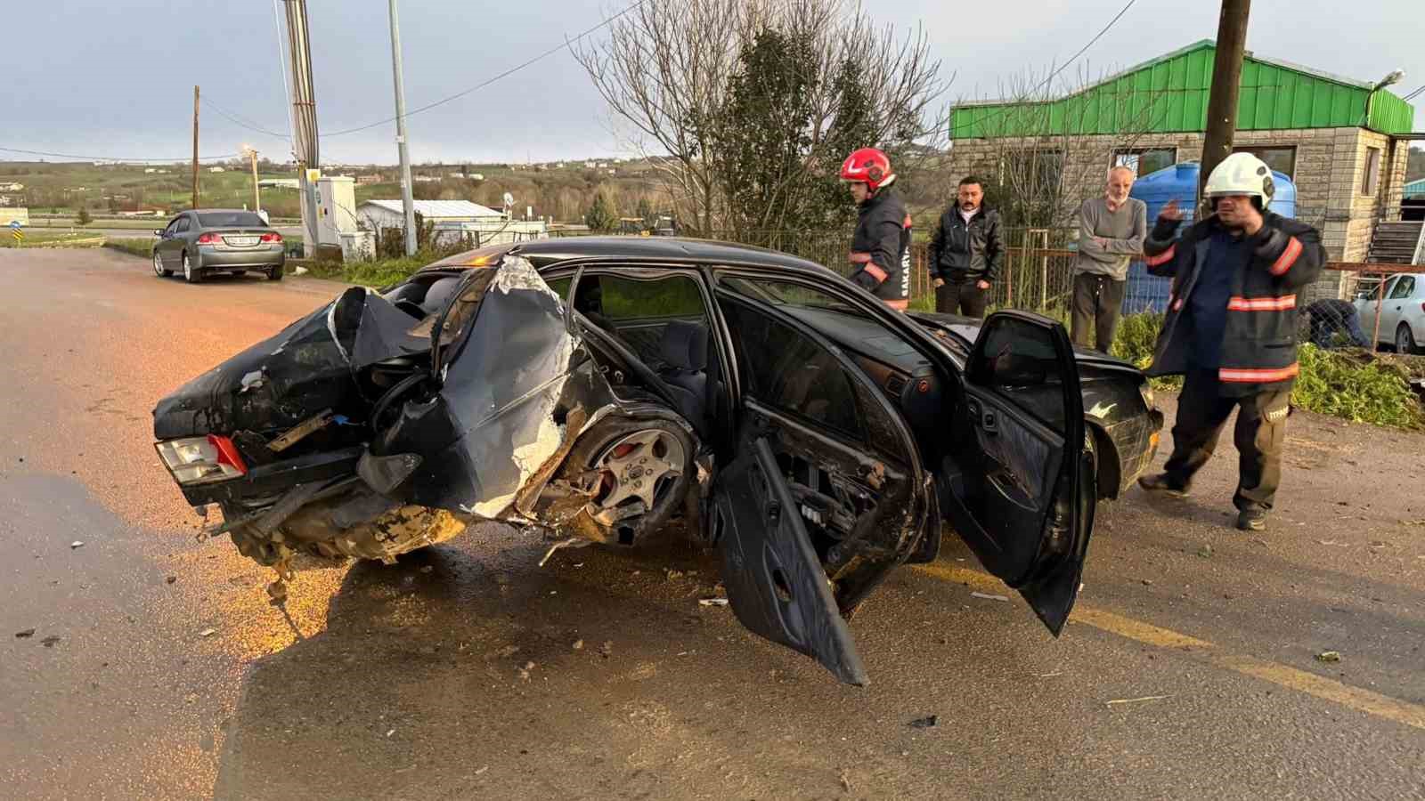 Köpeğe çarpmamak için direksiyon kırdı: Duvara çarparak durabildi
