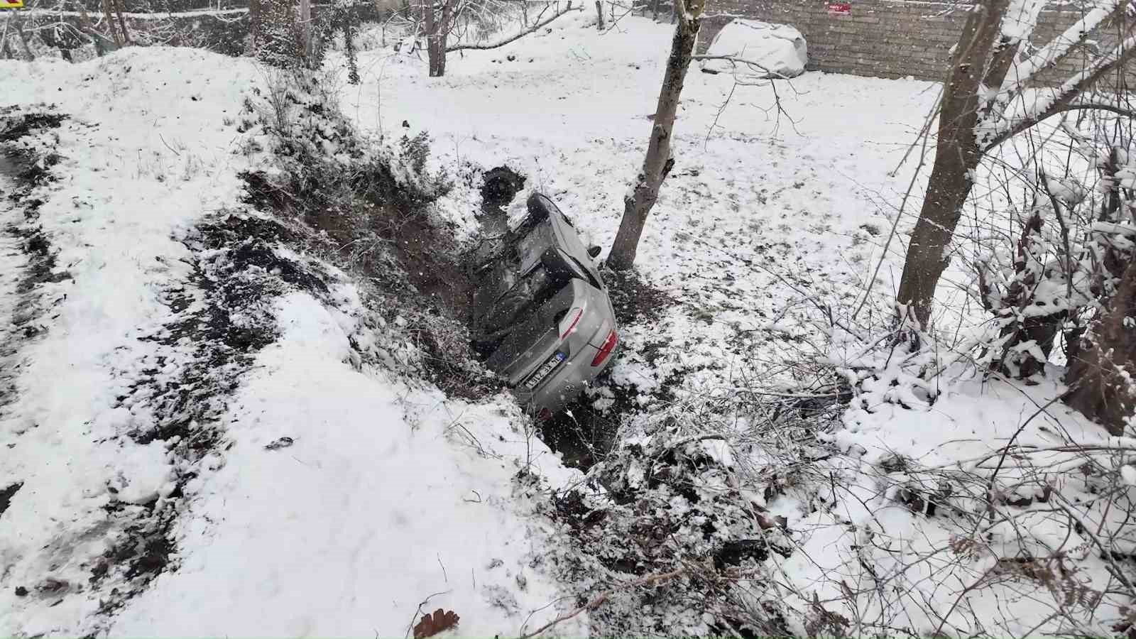 Hakimiyetini kaybeden otomobil dereye uçtu: 3 yaralı
