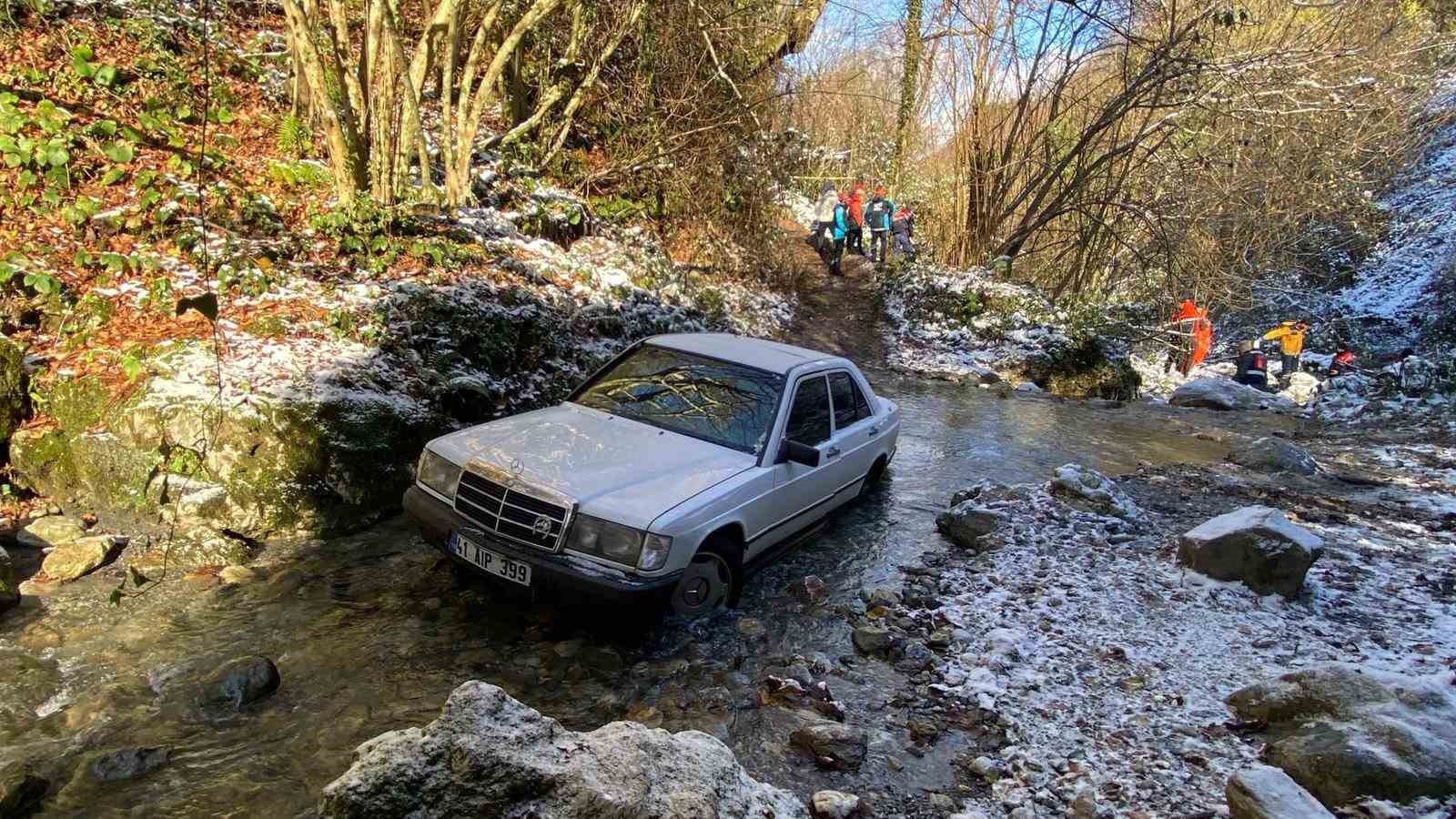 Otomobilinden 10 metre uzaklıkta ölü bulundu