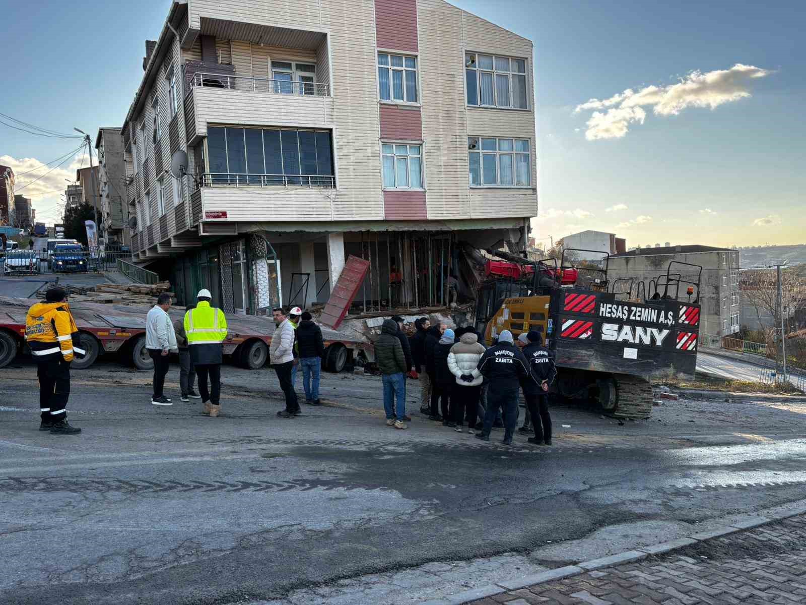 Başakşehir’de binaya saplanan vincin çıkartılma çalışmaları 5 saattir devam ediyor
