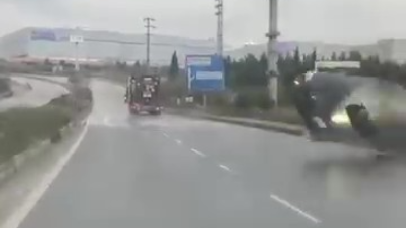 Makas atan otomobil tepetaklak oldu