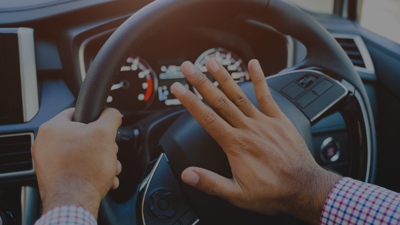 Trafikte üst üste kornaya basarken dikkat