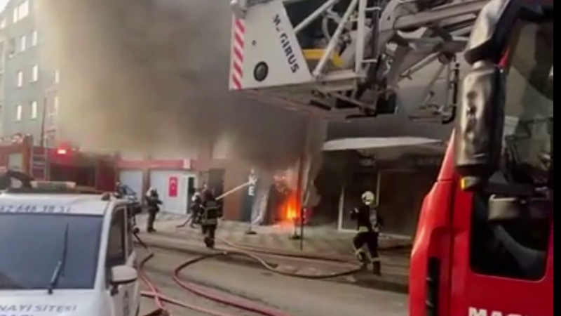 Dükkan önünde çıkan yangın akülerin patlamasıyla büyüdü