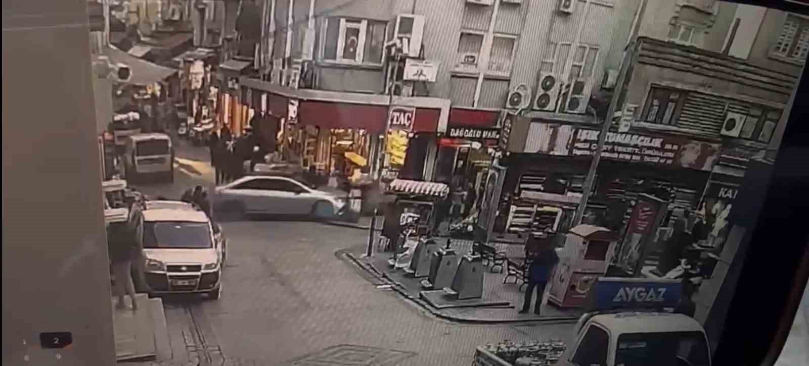 Eminönü’nde fren yerine gaza basan sürücü vatandaşların arasına daldı
