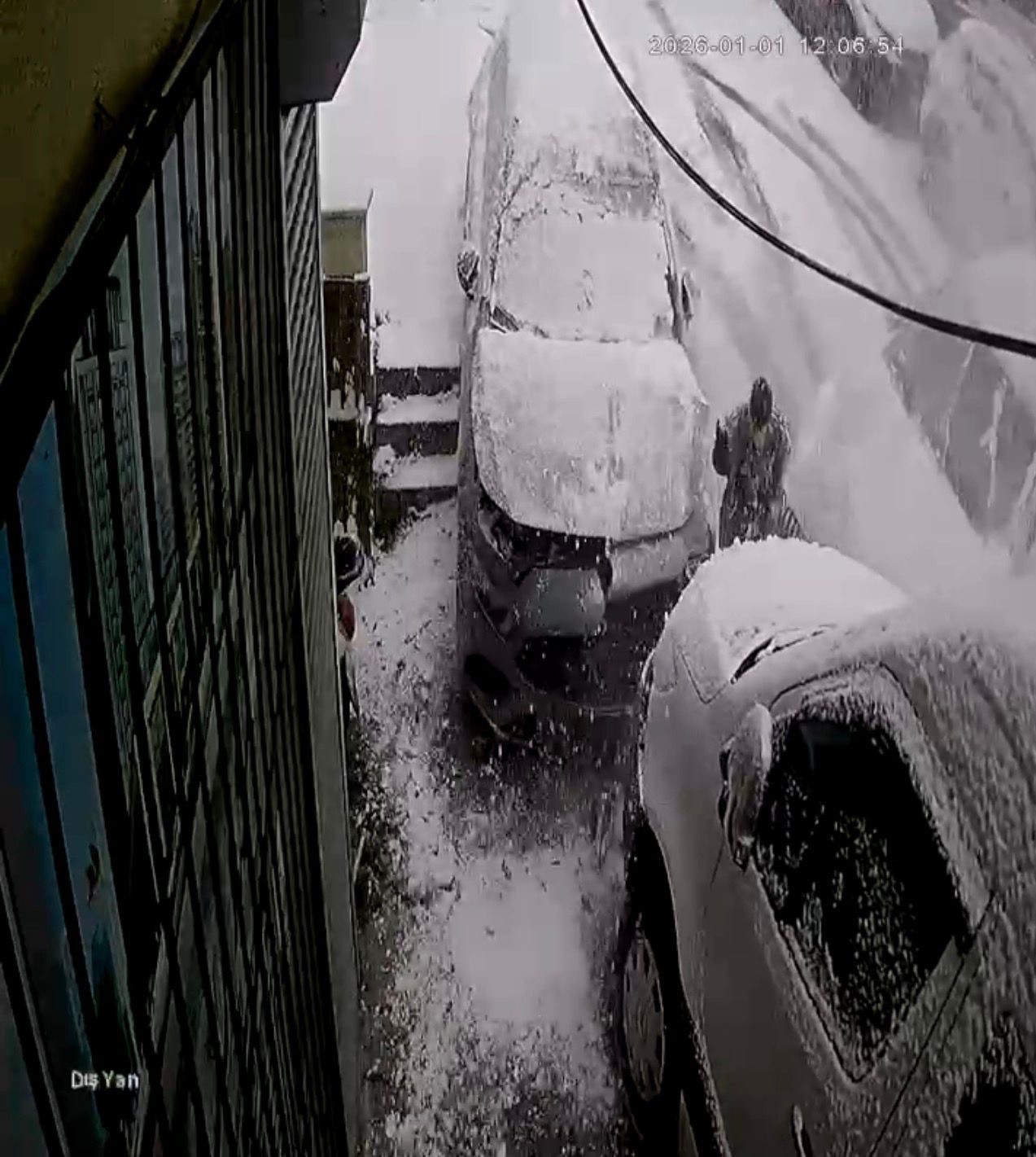 Kağıthane’de inanılmaz kurtuluş kamerada: İki aracın arasında kalmaktan son anda kurtuldu
