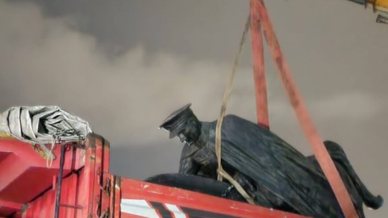 Gece Gebze'de Atatürk Anıtı götürülmek istendi