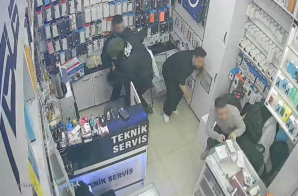 Sirkeci’de işten çıkarılan şahıs iş yerine silahla ateş açtı
