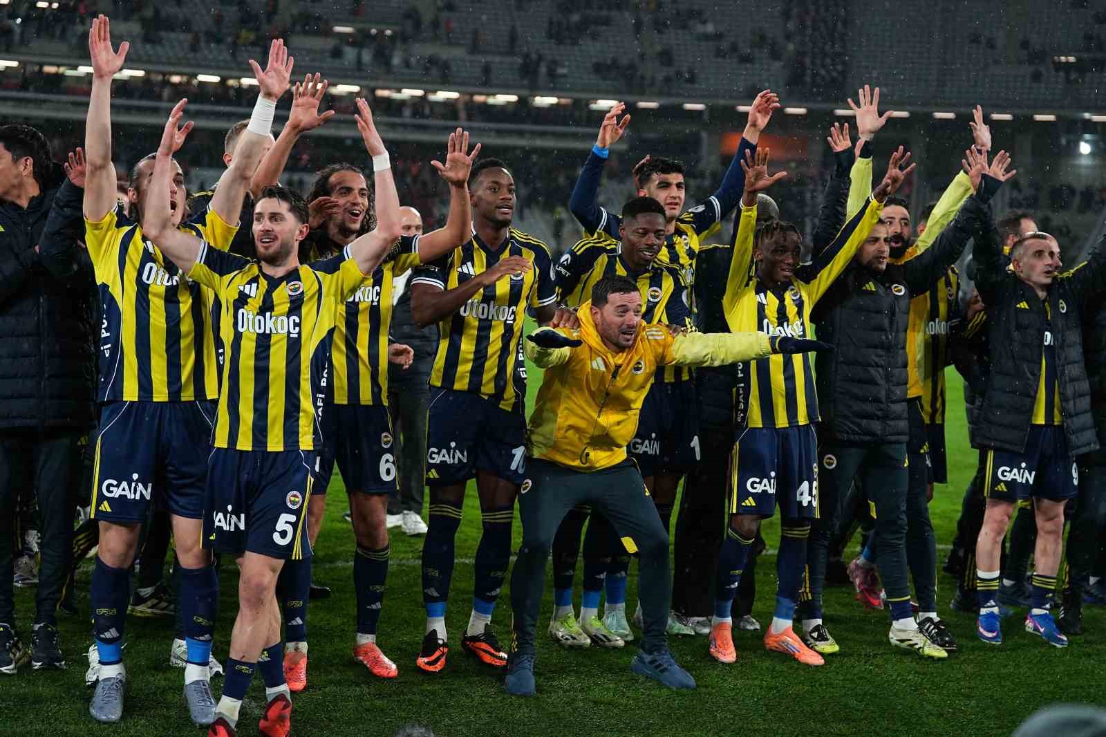 Fenerbahçe, Süper Kupa galibiyetini taraftarlarıyla yaşadı